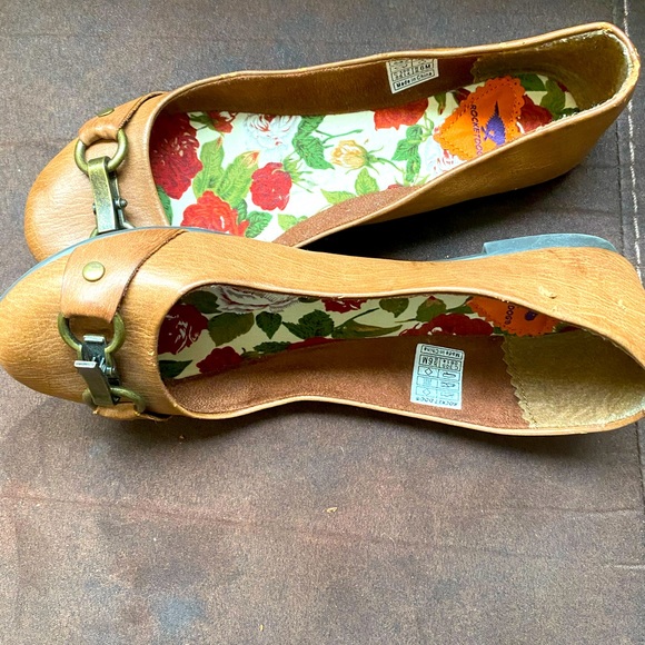ROCKETDOG Cute flats with bronze hardware and floral print sole. - Picture 5 of 5